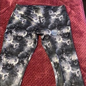 Danskin now capris leggings